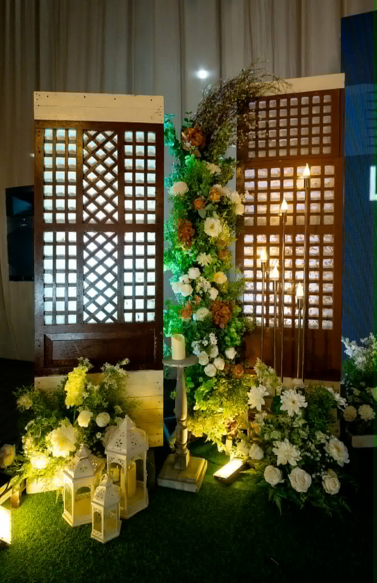 Pair of dark capiz-style panels decorated with a vertical floral arrangement