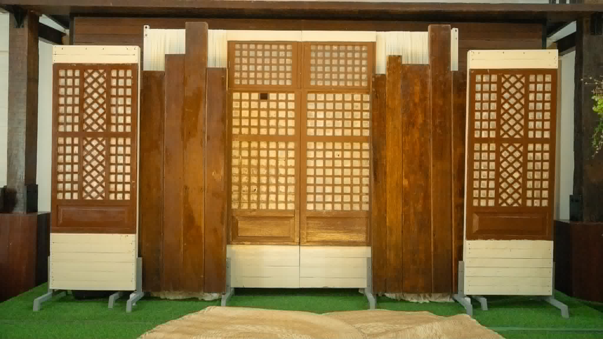 Wide modular backdrop made from alternating dark capiz-style and wood panels